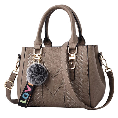 LunaBord Charm – Bordado delicado con pompón elegante